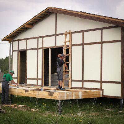 панорамное окно в деревянном доме